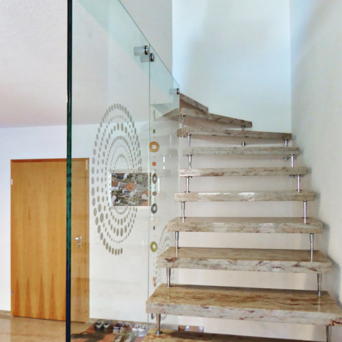 Treppenverglasung mit Sandstrahlmotiv